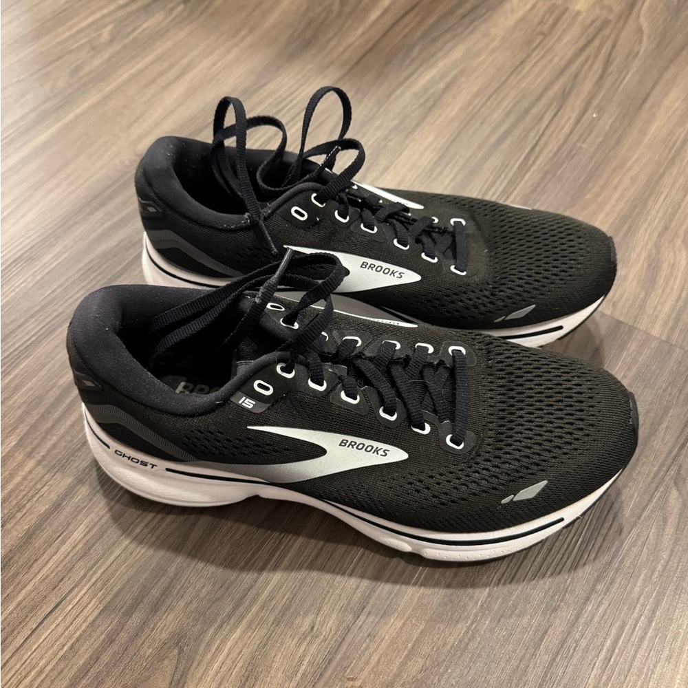 Brooks women’s Black and White Athletic Shoes